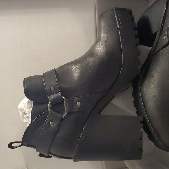 Torrid 9.5 Black Lug Heel Bootie NIB - Picture 2 of 3